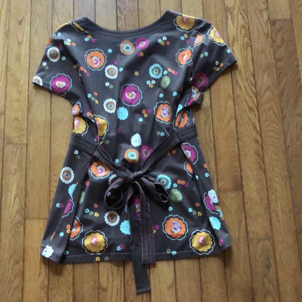 Ladies L pullover v neck top, size L.  Tie in the back for slimming effect! - Picture 4 of 4
